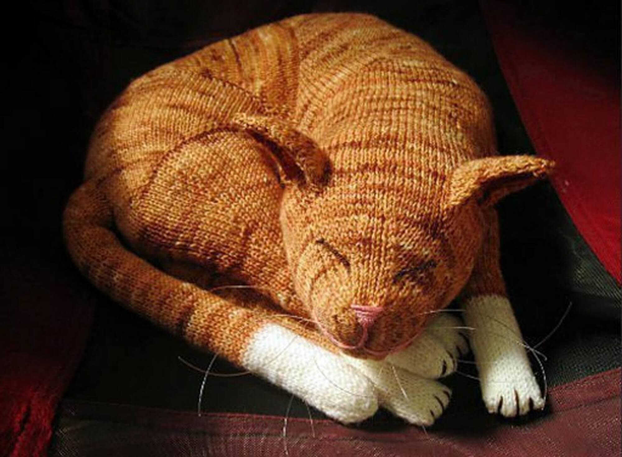 Вязаный спящий полосатый рыжий кот Jingga от дизайнера Dyah Dyanita