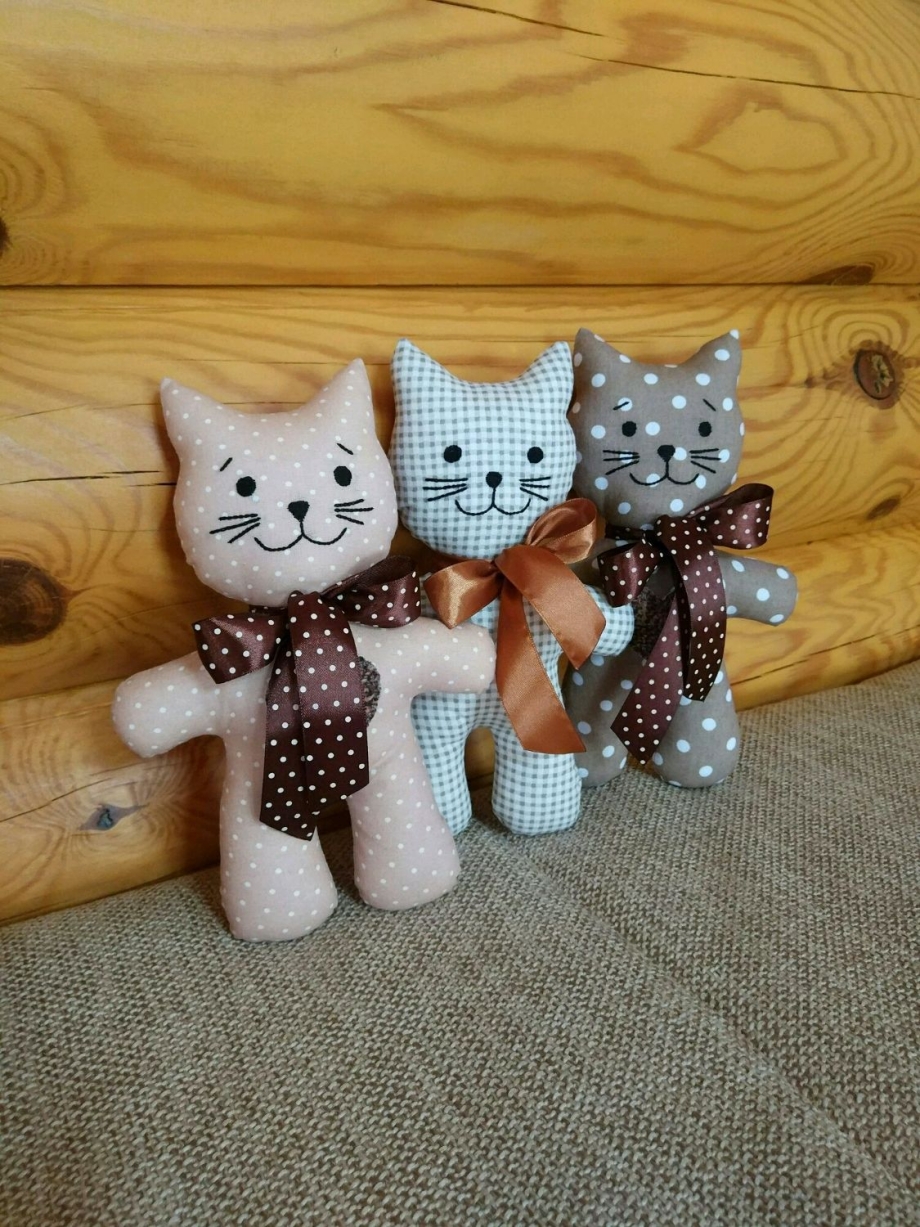 Игрушки котики из ткани