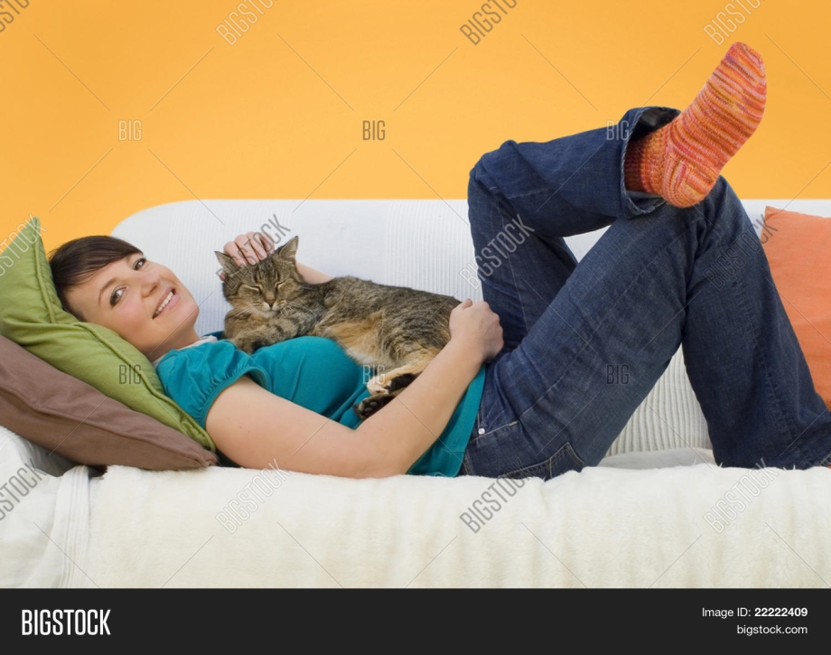 Человек с котом на диване