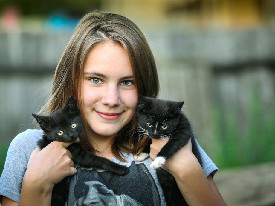 Девушка с котенком