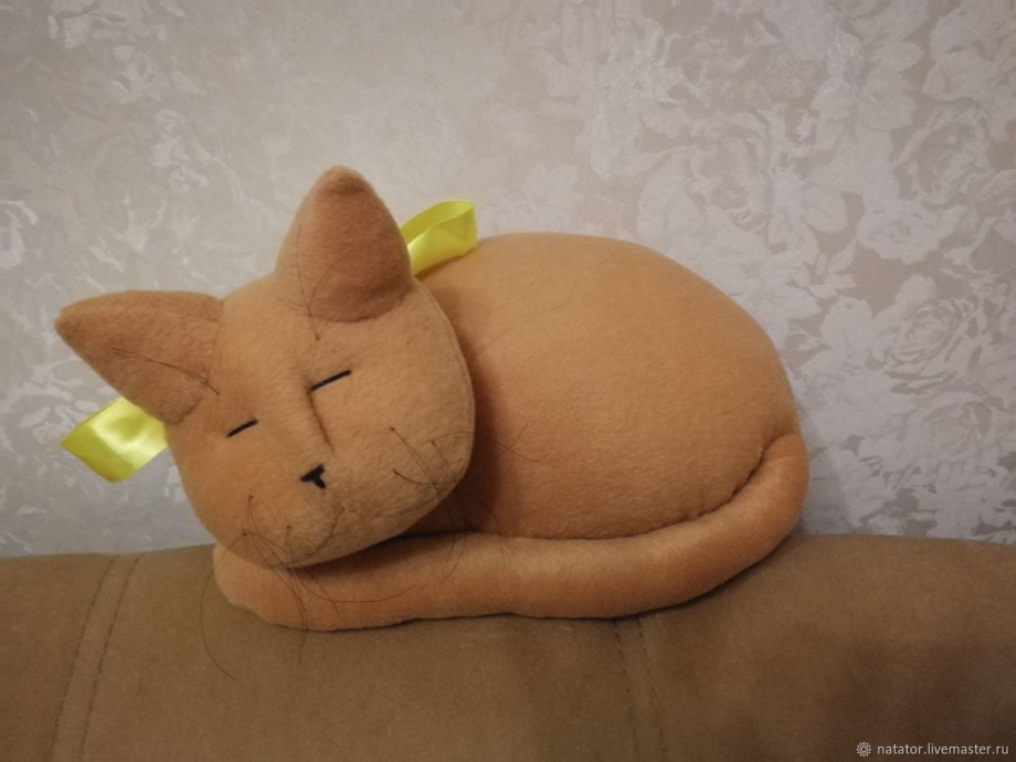 Кошка спит на подушке