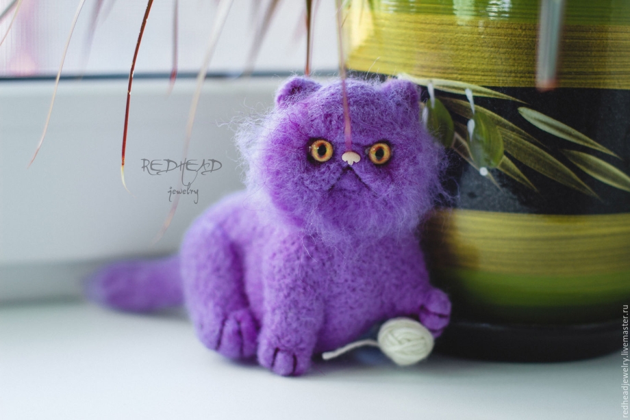 Игрушка из фиолетовой шерсти