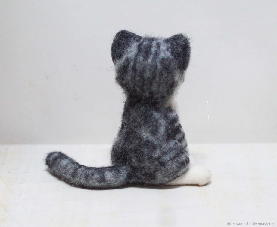 Котенок из шерсти полосатый