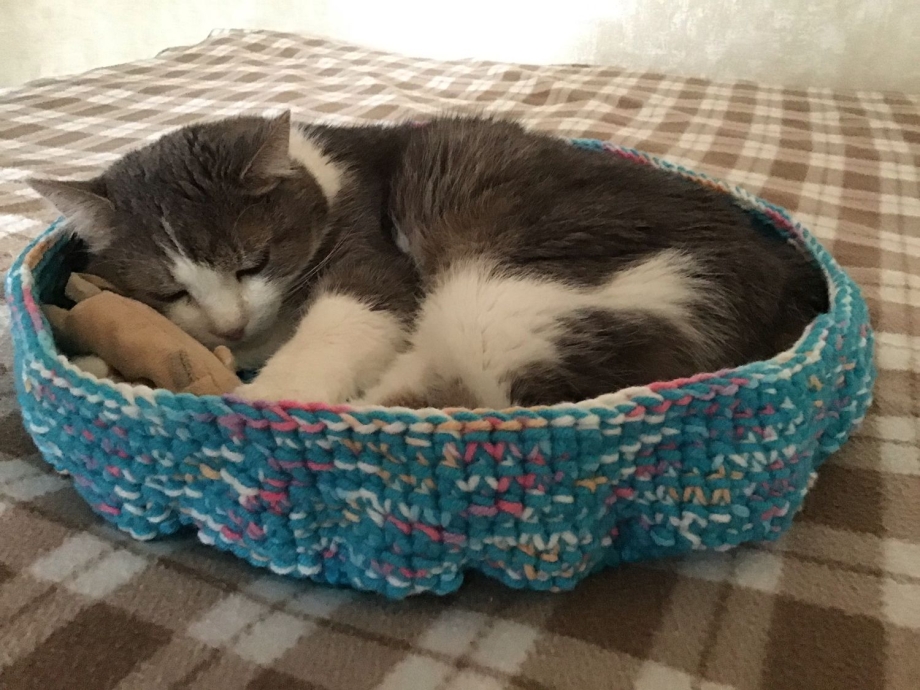 Вязаный лежак для кошки