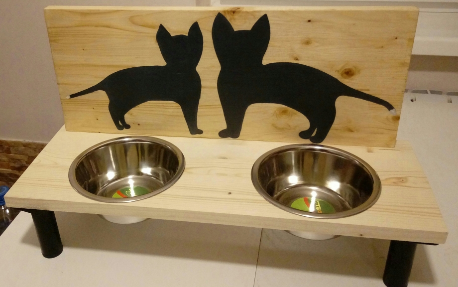 Кормушка для кошек из дерева