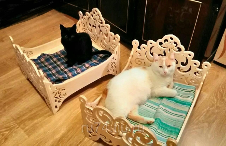 Деревянная кроватка для кота