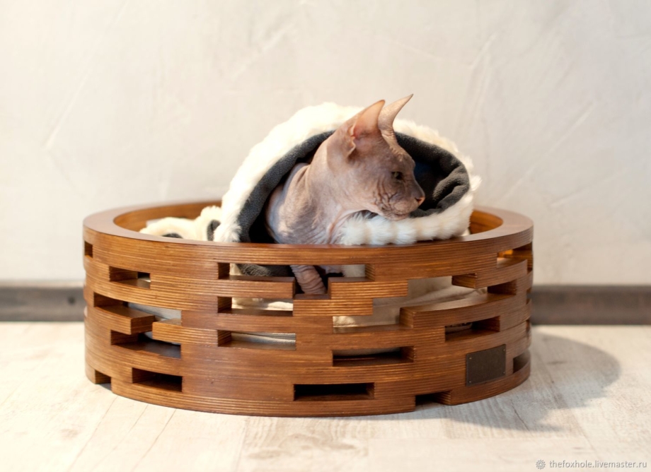 Деревянная лежанка для кота