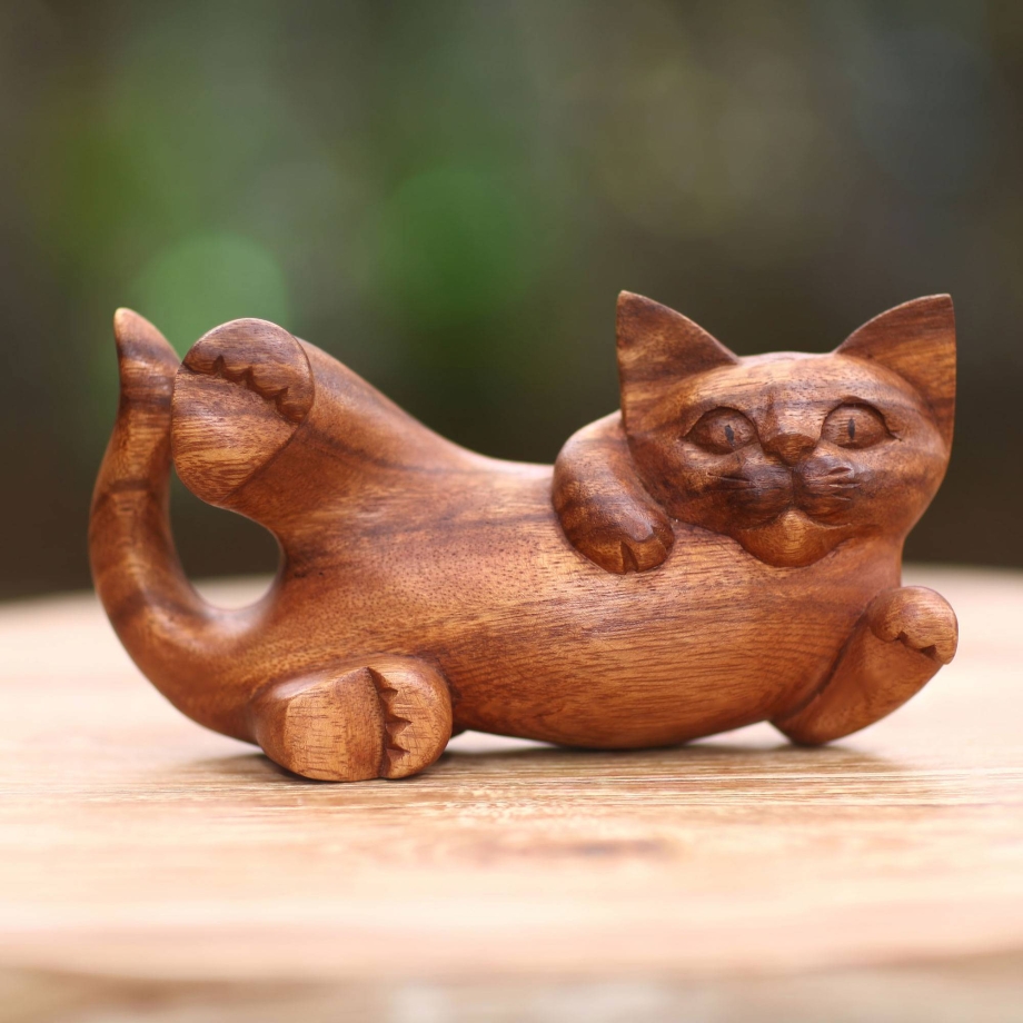 Деревянная скульптура кошки