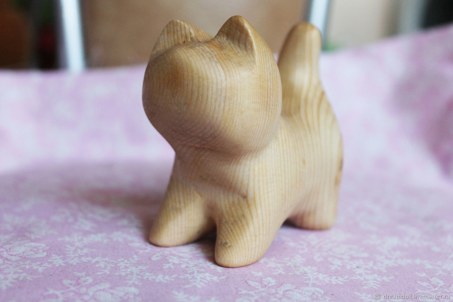 Фигурка кота из дерева