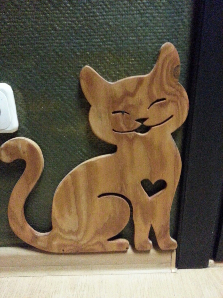 Кошка из дерева