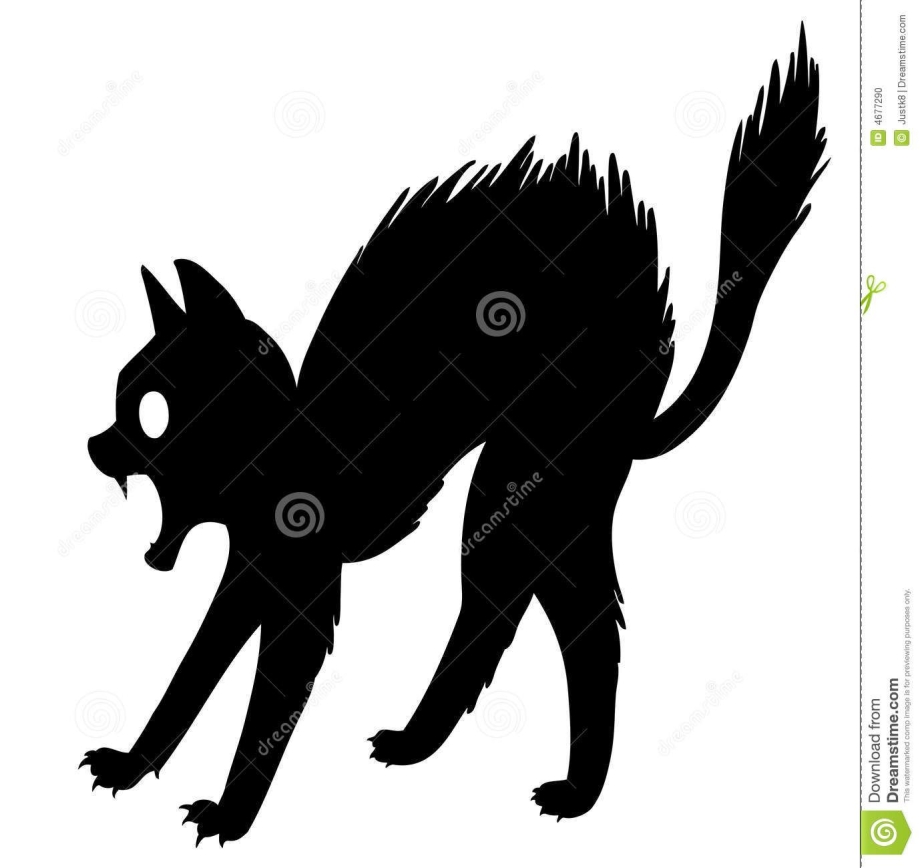 Черный кот с выгнутой спиной