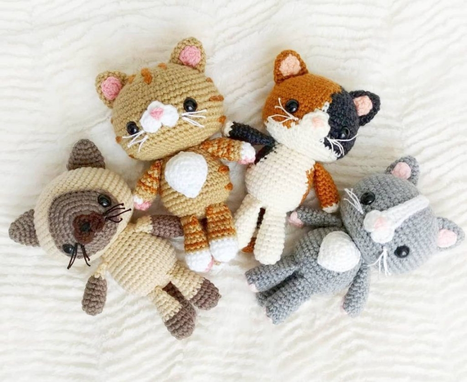 Вязаные игрушки амигуруми коты
