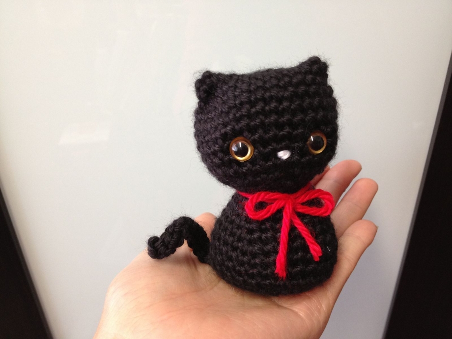 Игрушки из черной пряжи