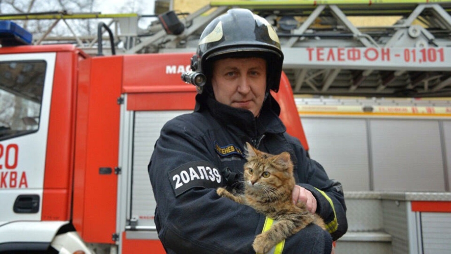 Пожарный спасает