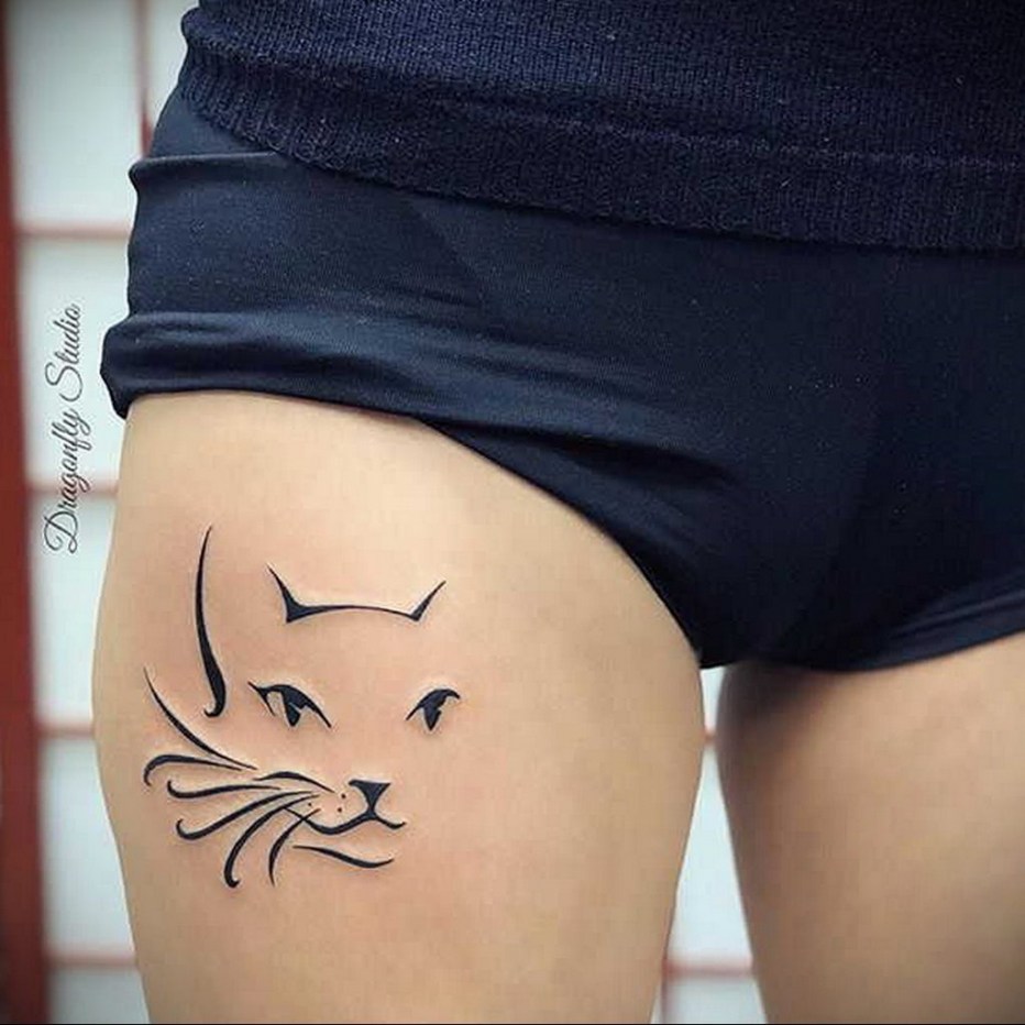 Татуировка кошки на теле девушки - что она означает?