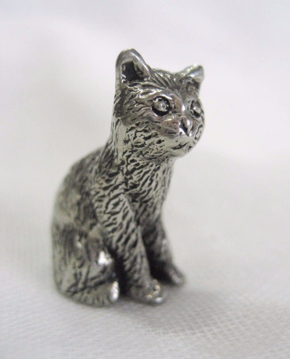 Реалистичная игрушка кошка