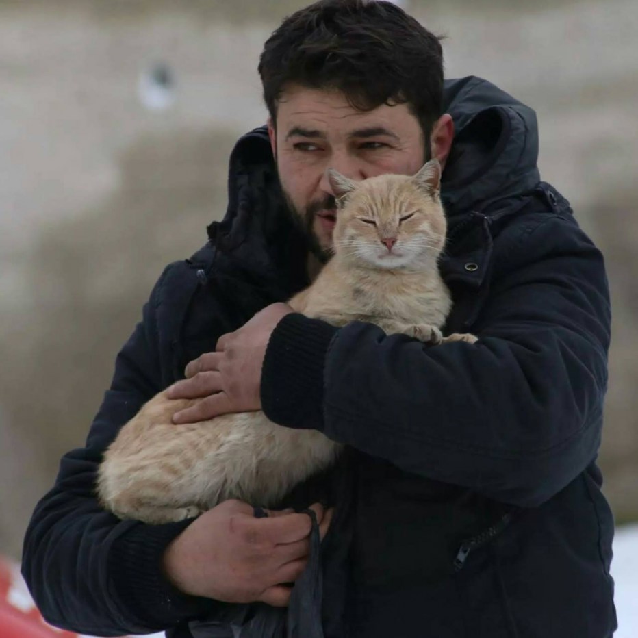 Мужчина с котом на руках