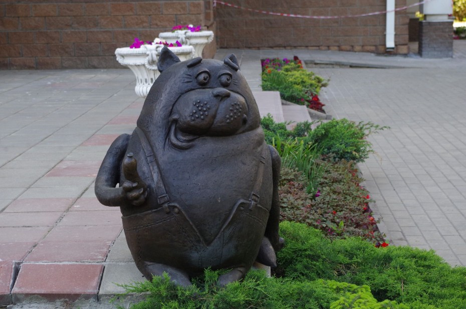 Абакан памятник котам ворующим сосиски