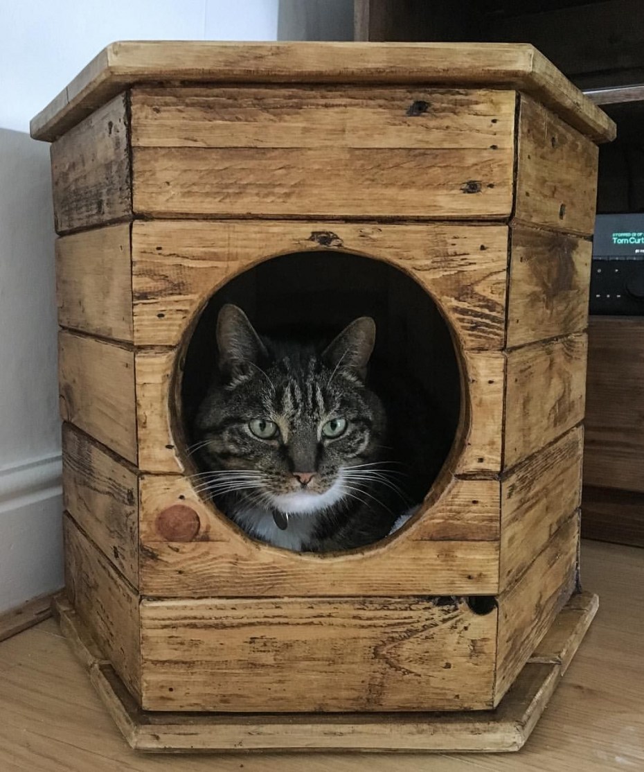 Домик для кошек из дерева