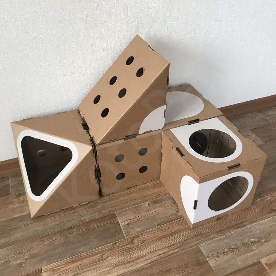Картонная коробка для кота