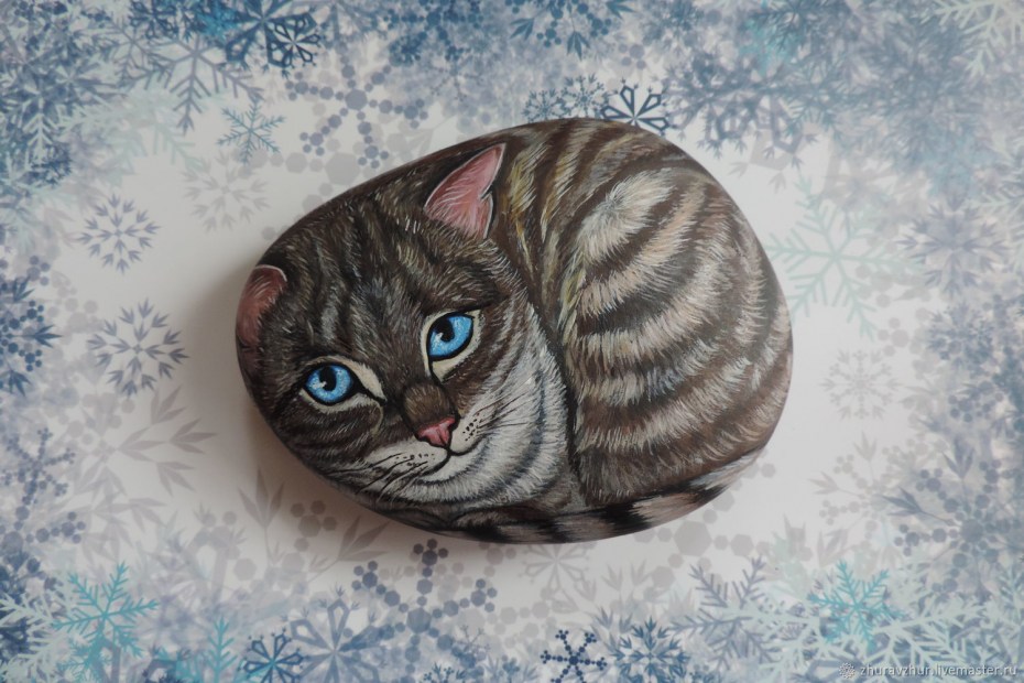 Котик на камушке роспись