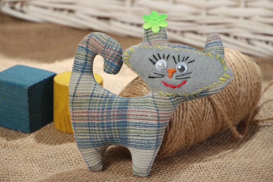 Игрушки котики из ткани
