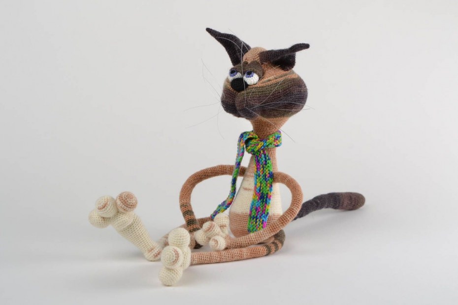 Вязаная игрушка кот