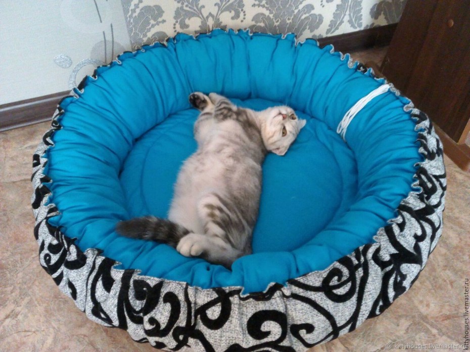 Красивый лежак для кошки
