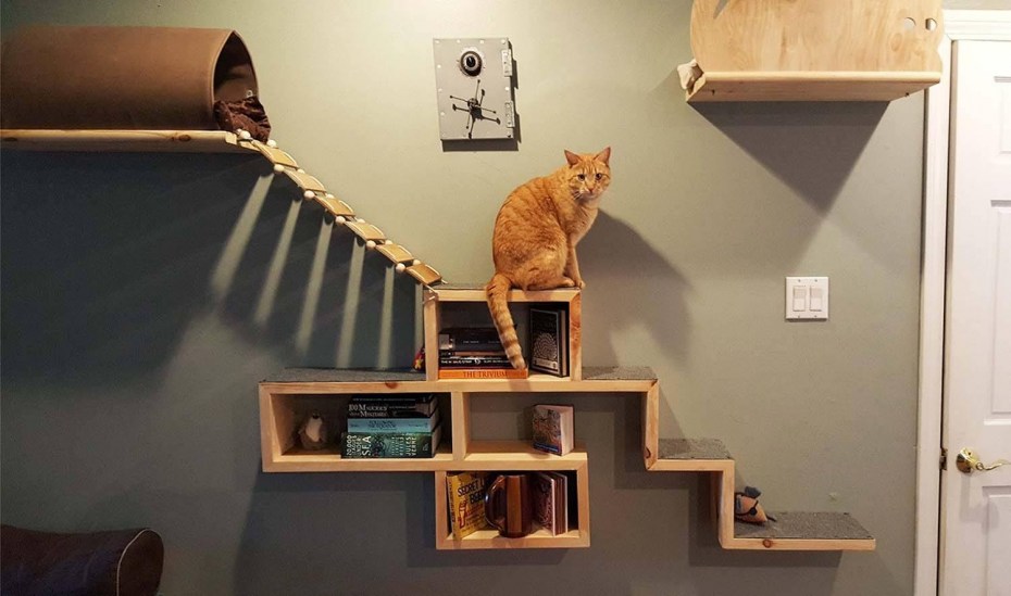 Кошачий домик настенный