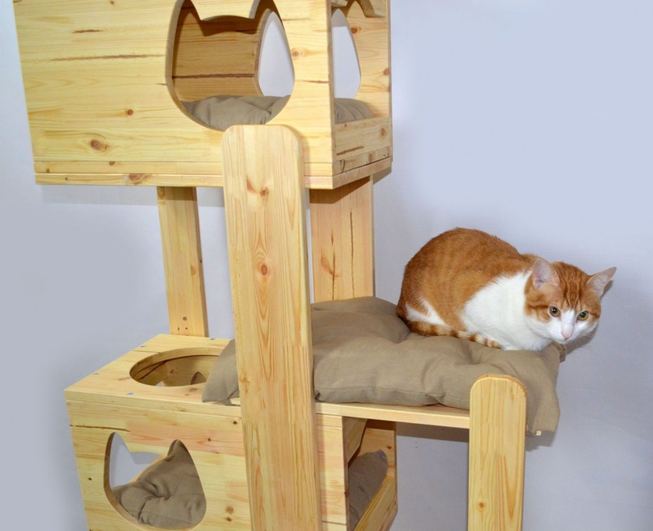 Деревянный домик для кошки
