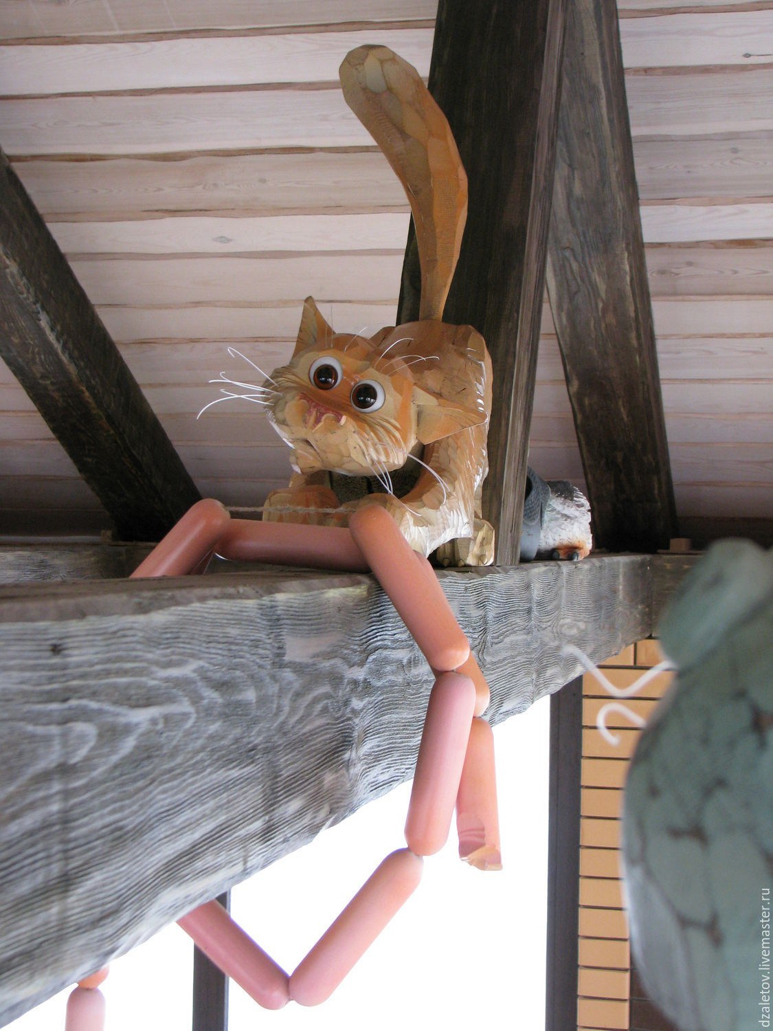 Беседка кота. Деревянный кот. Деревянные скульптуры котов. Скульптуры котов из дерева. Фигуры на крышу дома деревянные.
