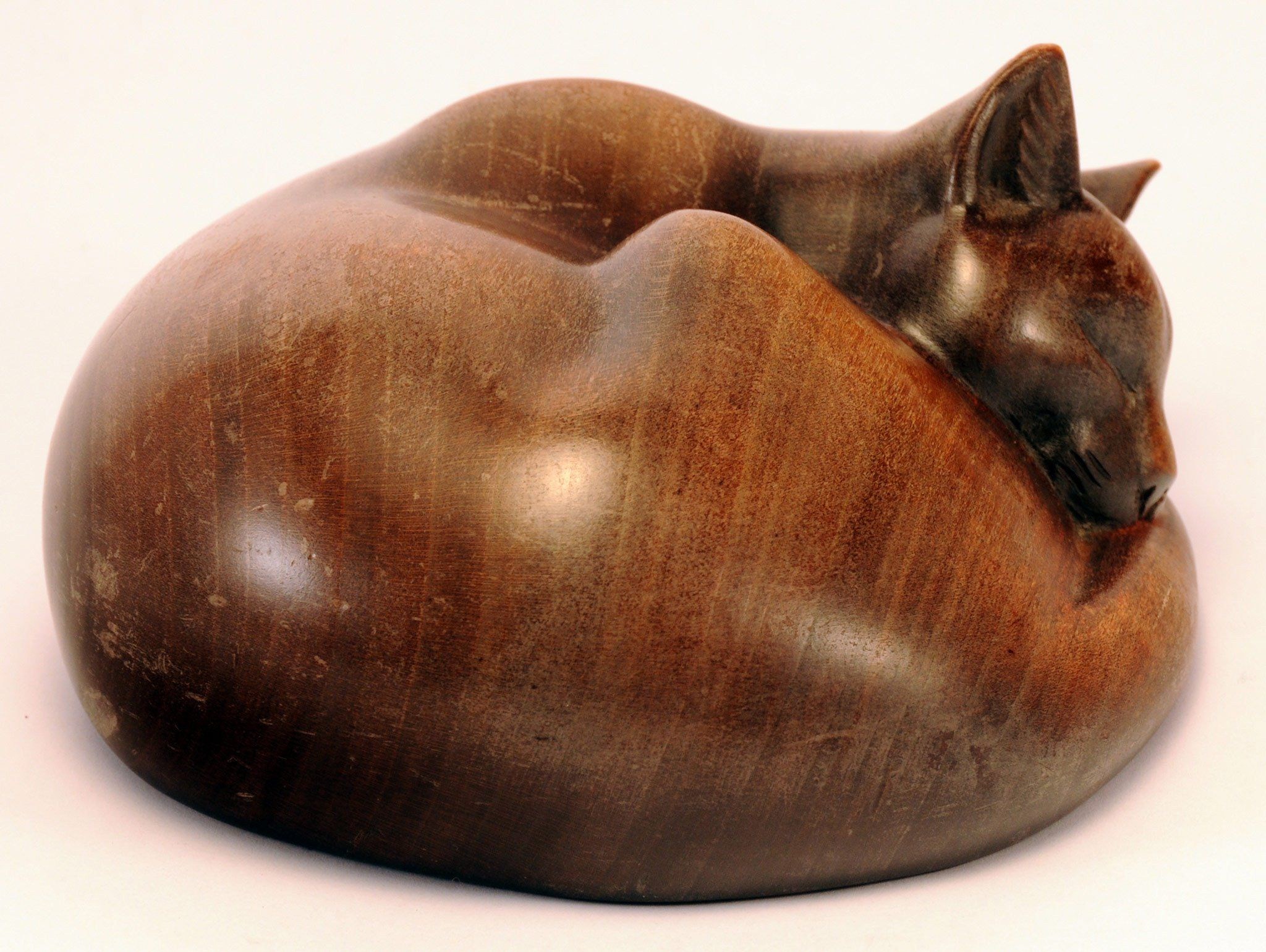 Деревянная скульптура кошки