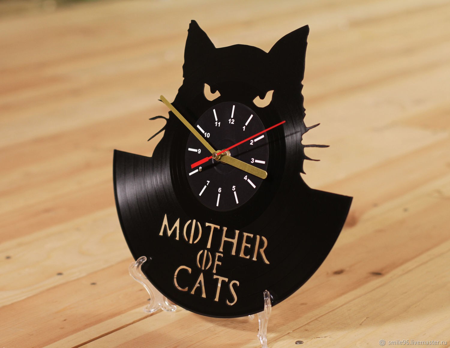 Включи кот на час. Кошки часы из винила. Котик и часы. Часы с котами. Необычные часы котики.