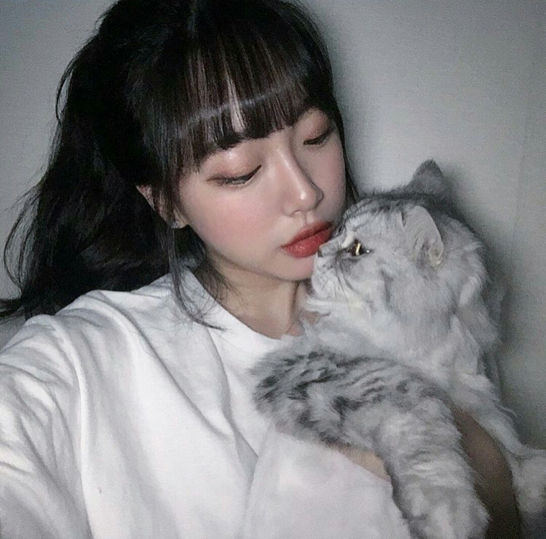 Кореянка с котенком