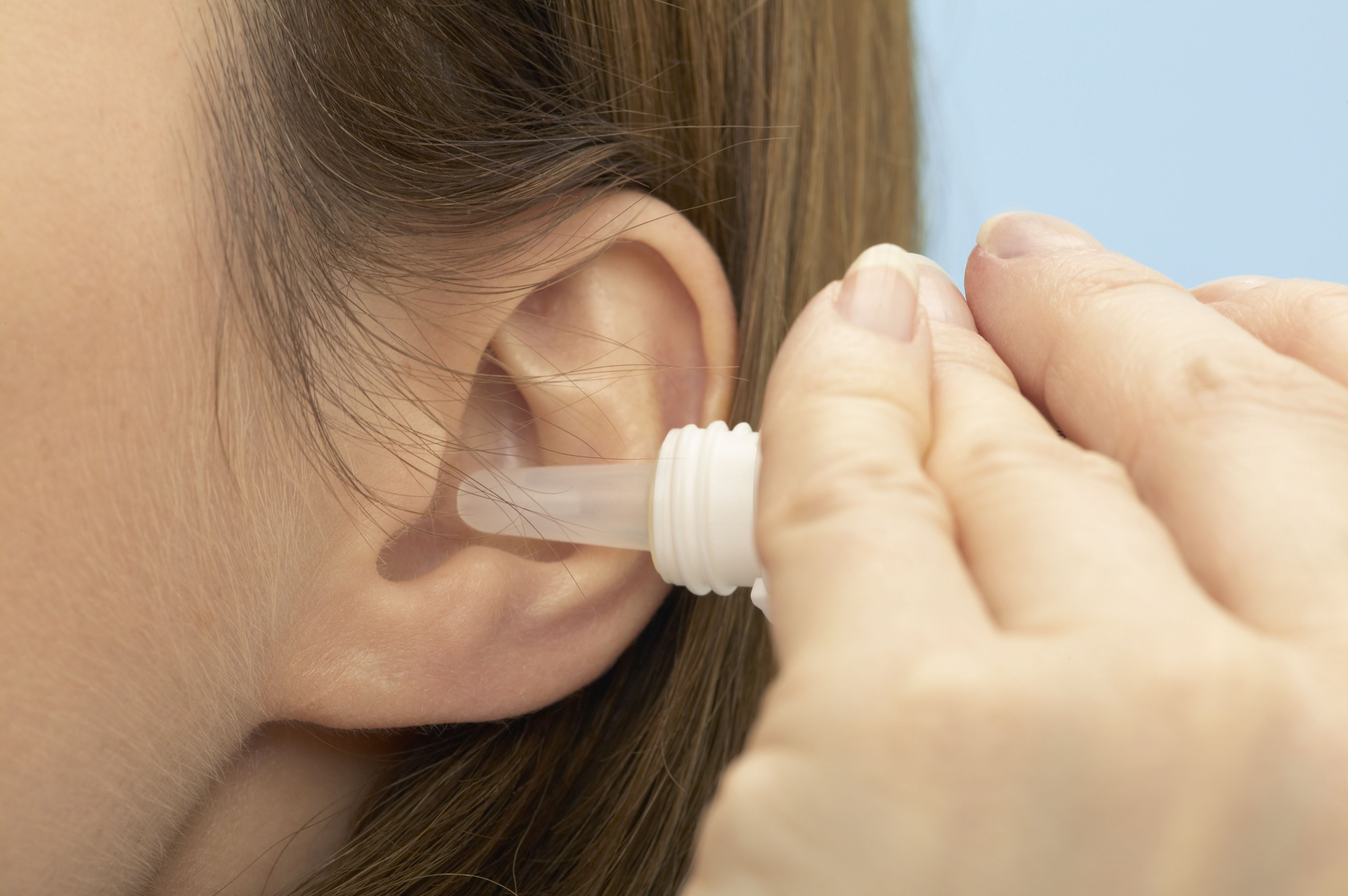 Почистить уши перекисью водорода в домашних условиях. Ear Drops ушные капли. Закапывание лекарства в ухо. Ушные капли от пробок в ушах.