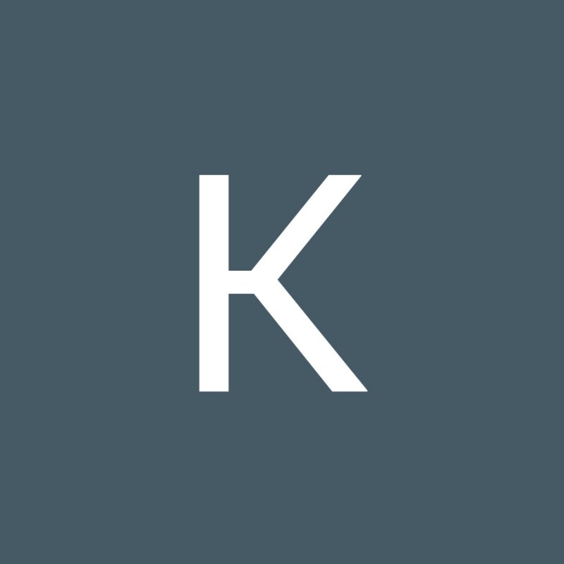 Кошка моется