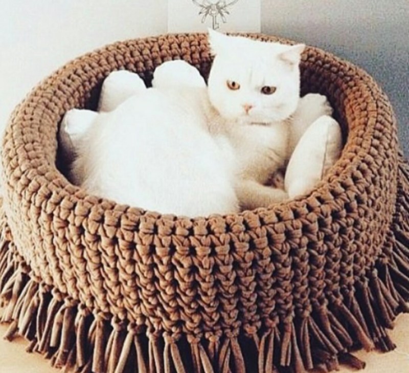 Вязаная лежанка для кошки