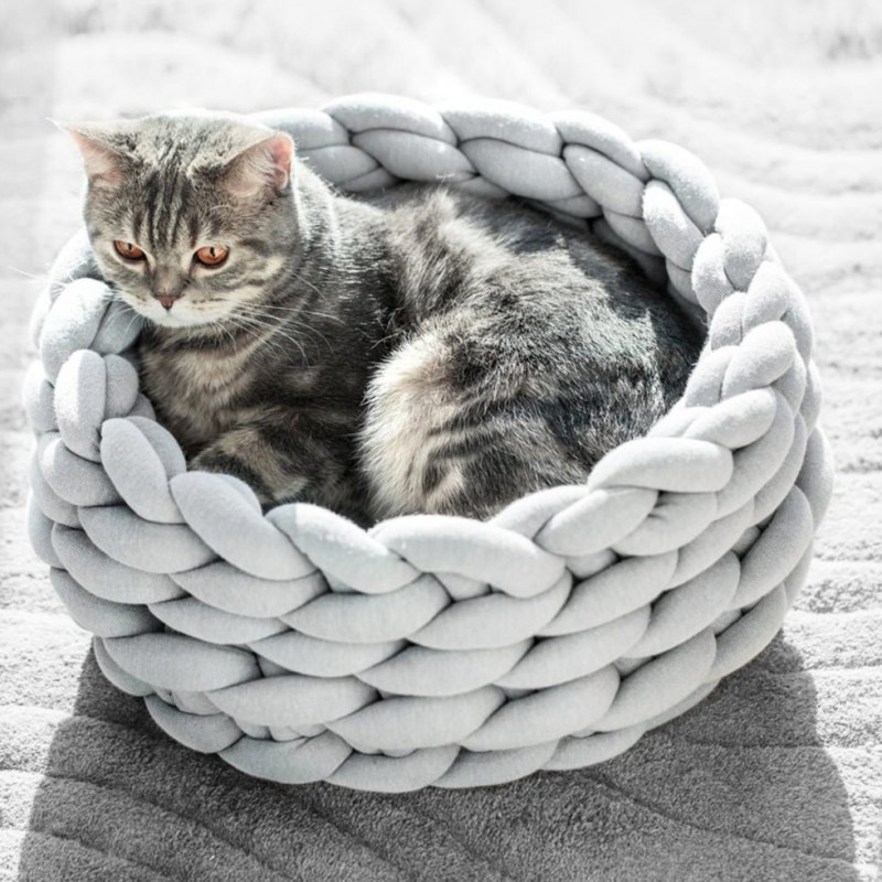 Вязаный лежак для кошки