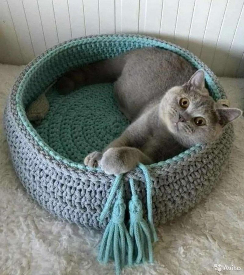 Вязаный лежак для кошки