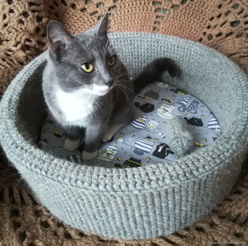 Лежанка для кота из кофты