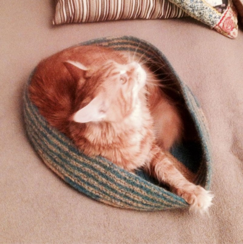 Лежанка для кота на подоконник