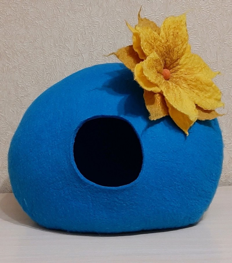 Домик для кошки с ушками