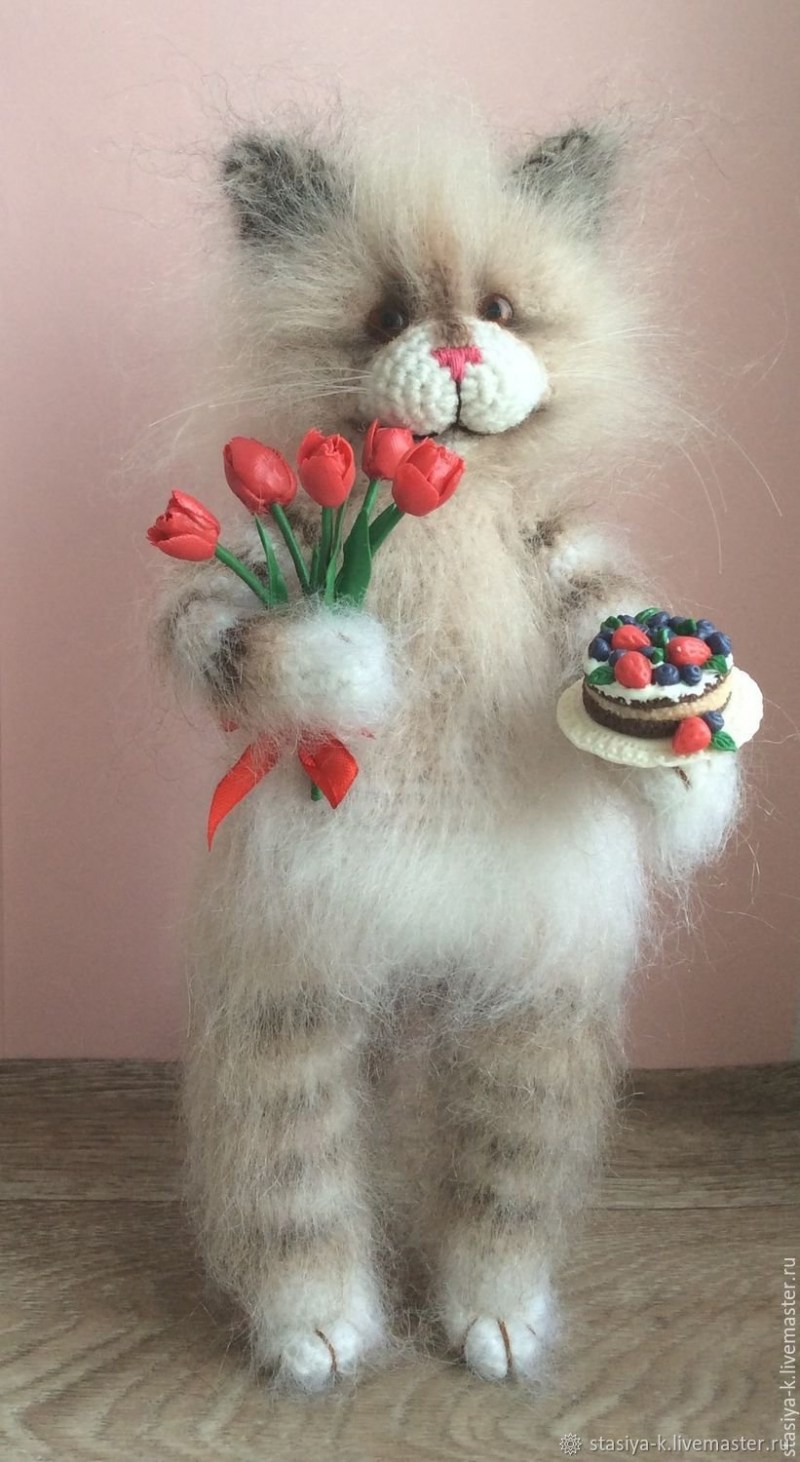 Кот дарит цветы