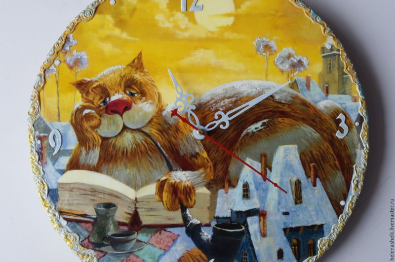 Кот переводит часы