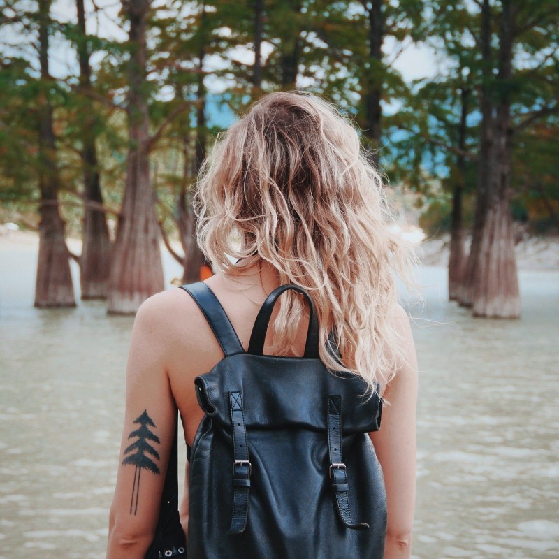 Девушка с рюкзаком спиной