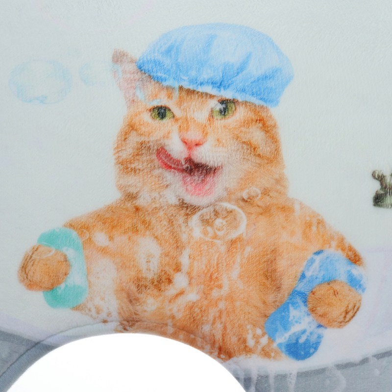 Кот в ванной в шапочке