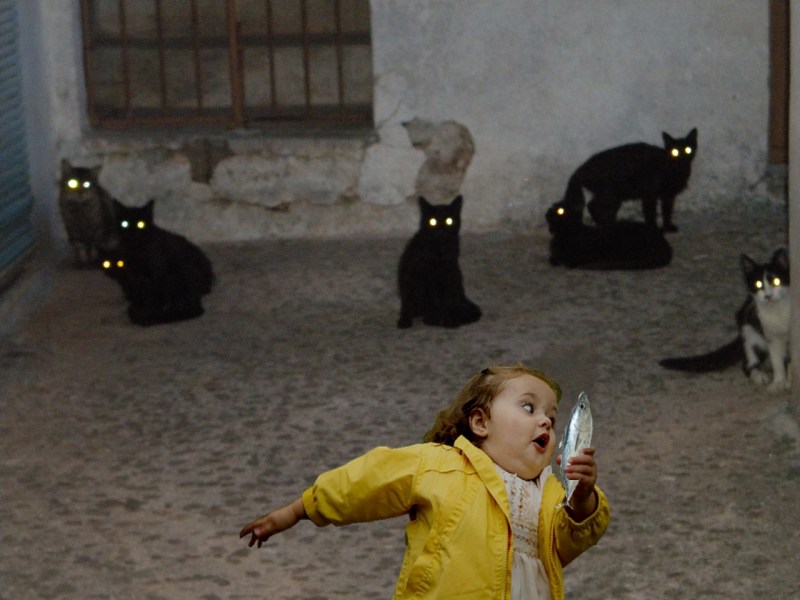 Девочка бежит от