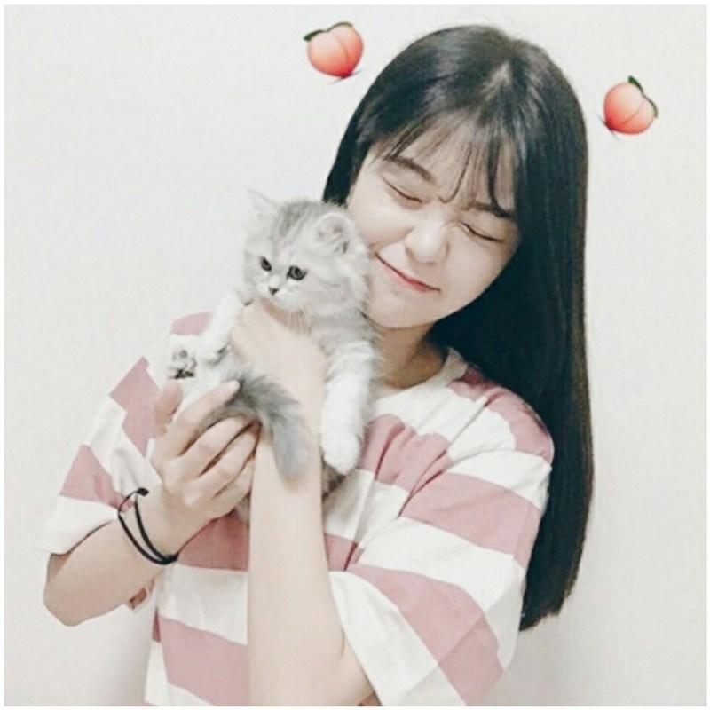 Кореянка с котенком