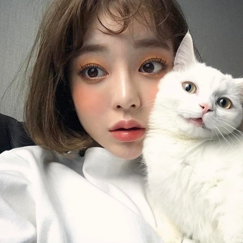 Кореянка с кошкой