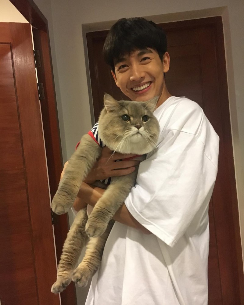 Кореец 10 летний с котом